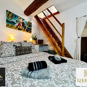 foursbanaux-town-house-medieval-city-of-saint-tropez-2-3-pers.fr-provencehotel.com/